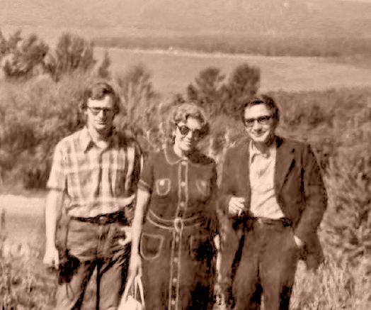 На конференции по астрофизике, В.А. Троицкая с
молодыми теоретиками В.А. Пилипенко (слева) и О.М. Похотеловым,
Иркутск (1983 г.)