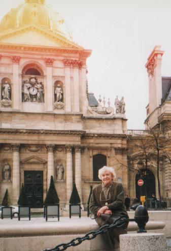 В.А. Троицкая в Париже около Сорбонны (1999 г.)